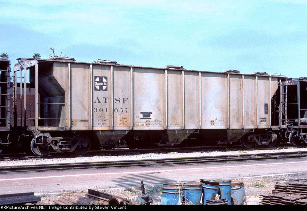 Santa Fe covered hopper ATSF #301057